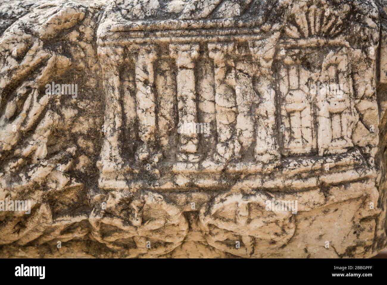 Eine Steinreliefschnitzerei der Bundeslade am biblischen Ort Kapernaum, Galiläa, Israel, Naher Osten. Stockfoto