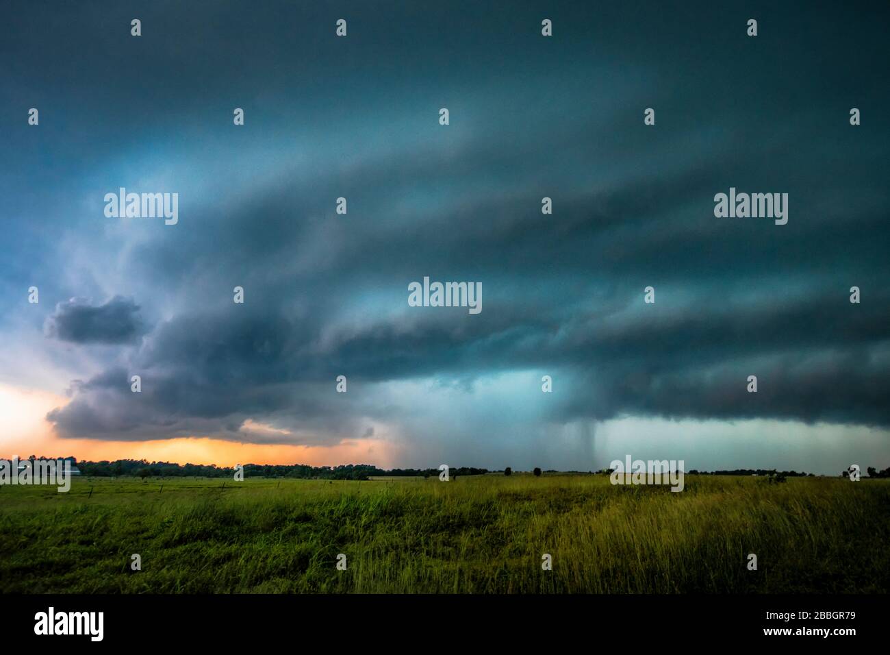 Sturmdumping über einem Feld in Oklahoma, Vereinigte Staaten Stockfoto