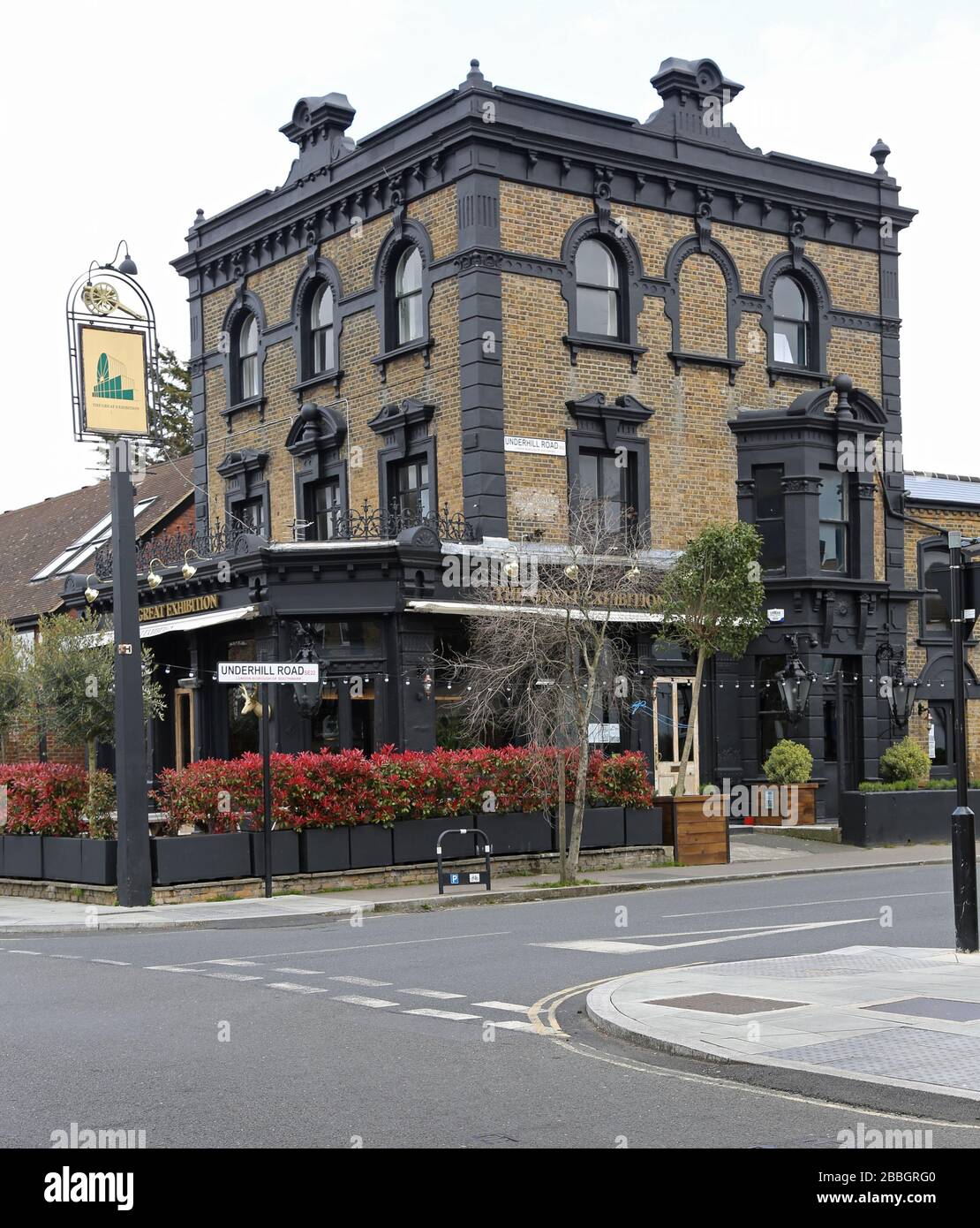 Das öffentliche Haus der Great Exhibition im Süden Londons wurde mit allen Architekturdetails in Schwarz neu gemalt und bietet einen dramatischen, gotischen Look. Stockfoto