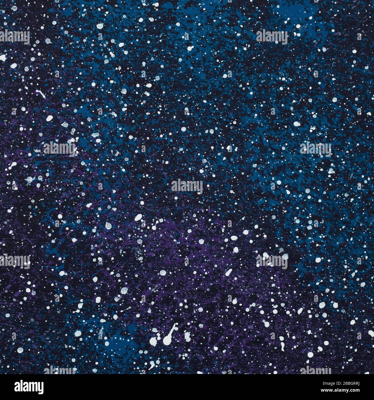 Abstrakter schwarz-blau bemalter Hintergrund mit weißen Blobs, Sternenhimmel-Effekt, Farbe von Gouache auf Leinwand, Acryl. Dunkle Aquarellhintergründe. Stelle Stockfoto