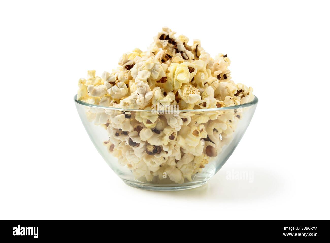 Popcorn in einer Glaskasse isoliert auf weiß Stockfoto
