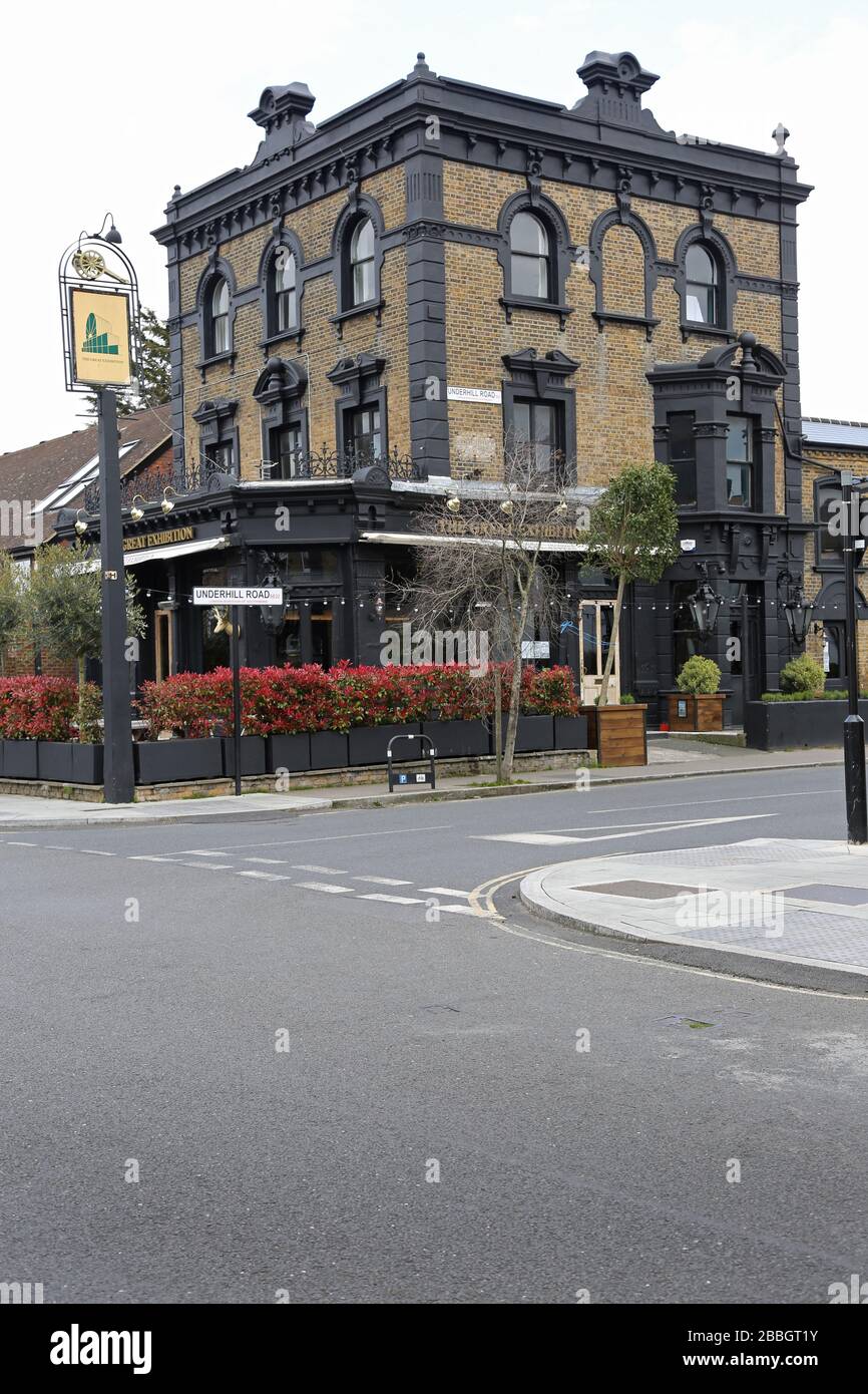 Das öffentliche Haus der Great Exhibition im Süden Londons wurde mit allen Architekturdetails in Schwarz neu gemalt und bietet einen dramatischen, gotischen Look. Stockfoto