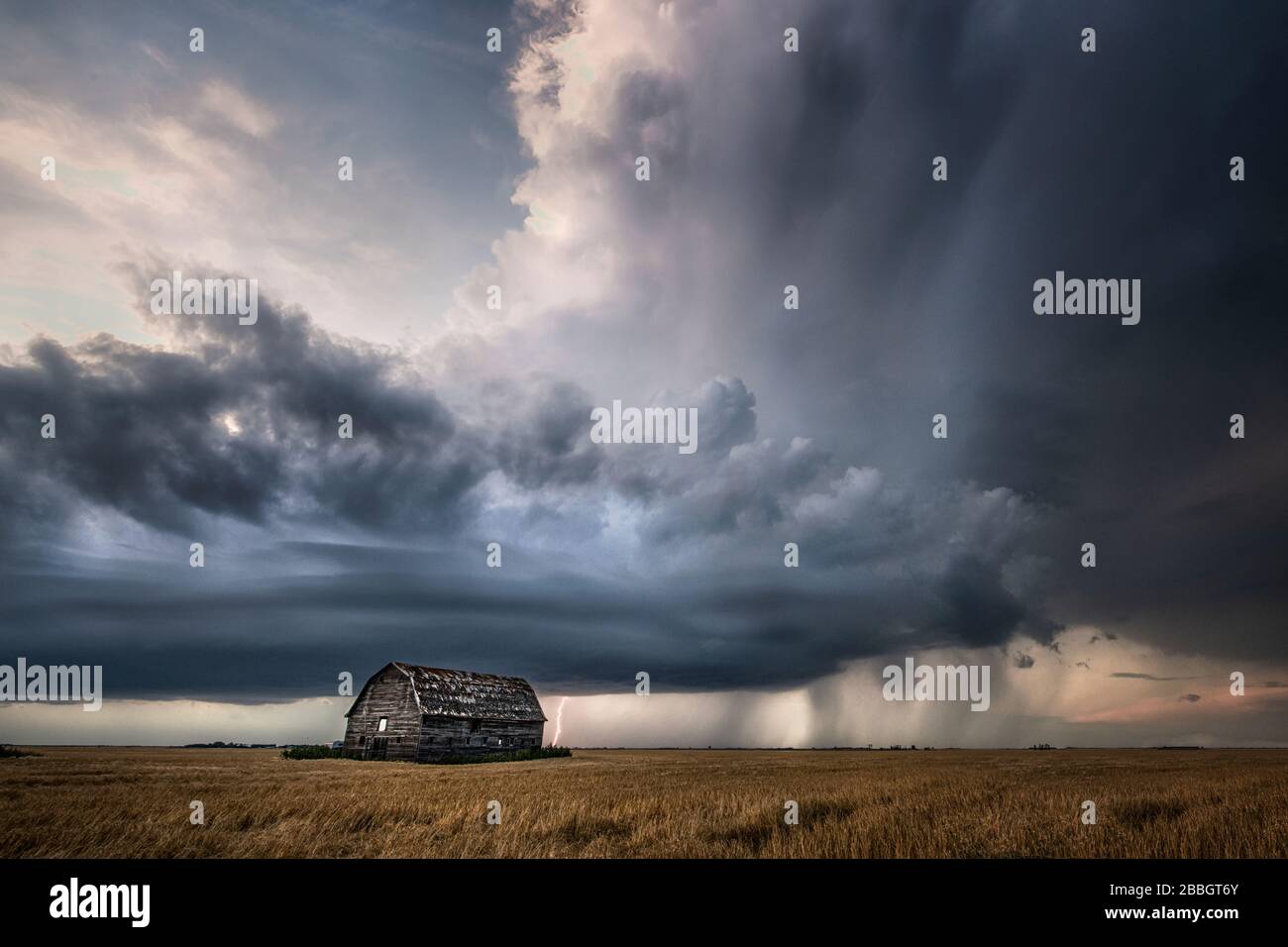 Sturm mit Blitz, Regen und alter verfallener Scheune im ländlichen Süden Manitobas Kanadas Stockfoto