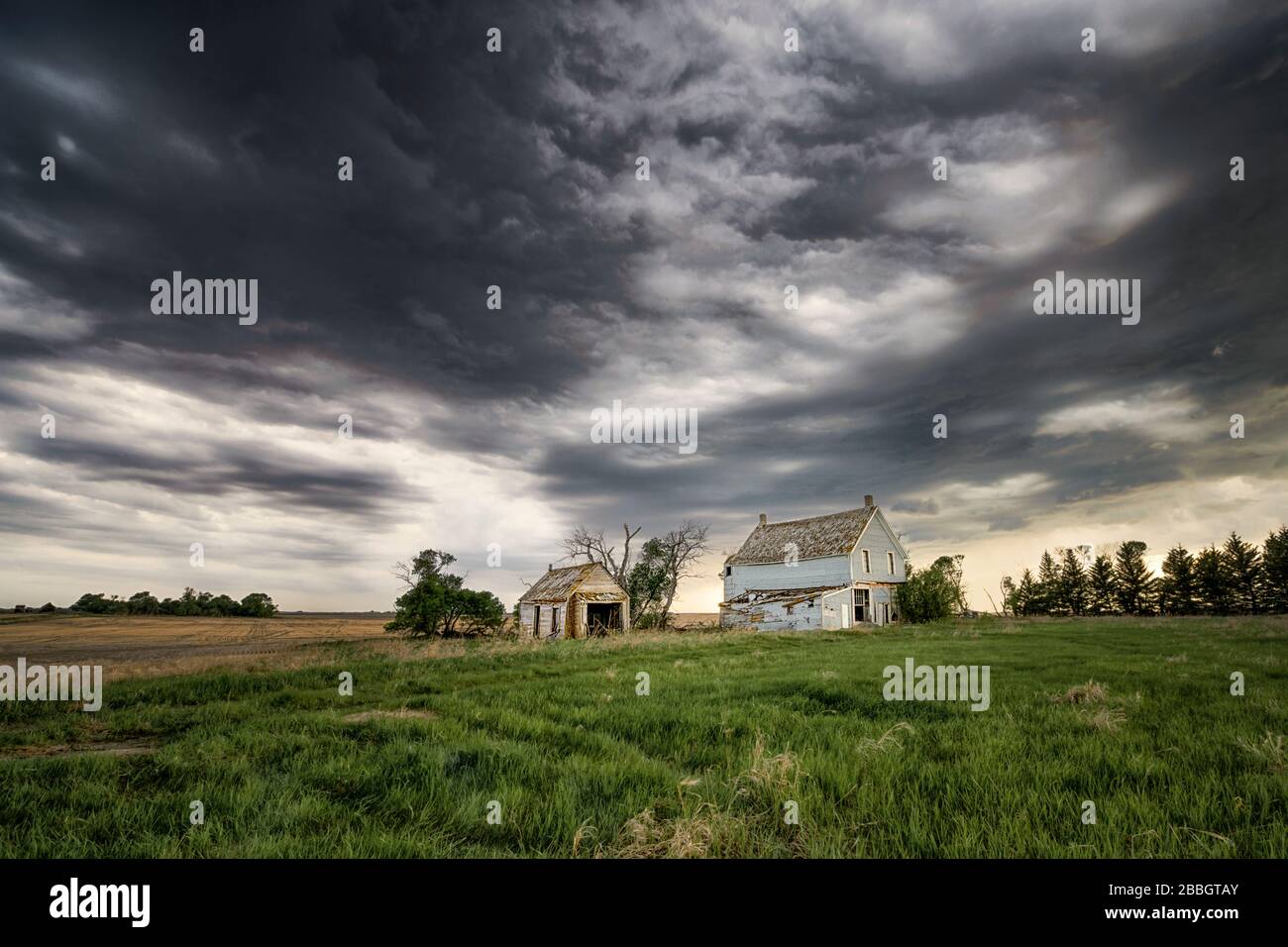 Sturm über das alte verlassene Haus im Süden von Manitoba, Kanada Stockfoto