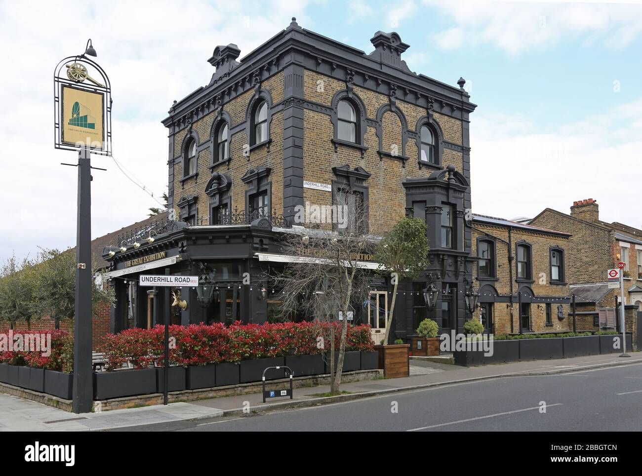 Das öffentliche Haus der Great Exhibition im Süden Londons wurde mit allen Architekturdetails in Schwarz neu gemalt und bietet einen dramatischen, gotischen Look. Stockfoto