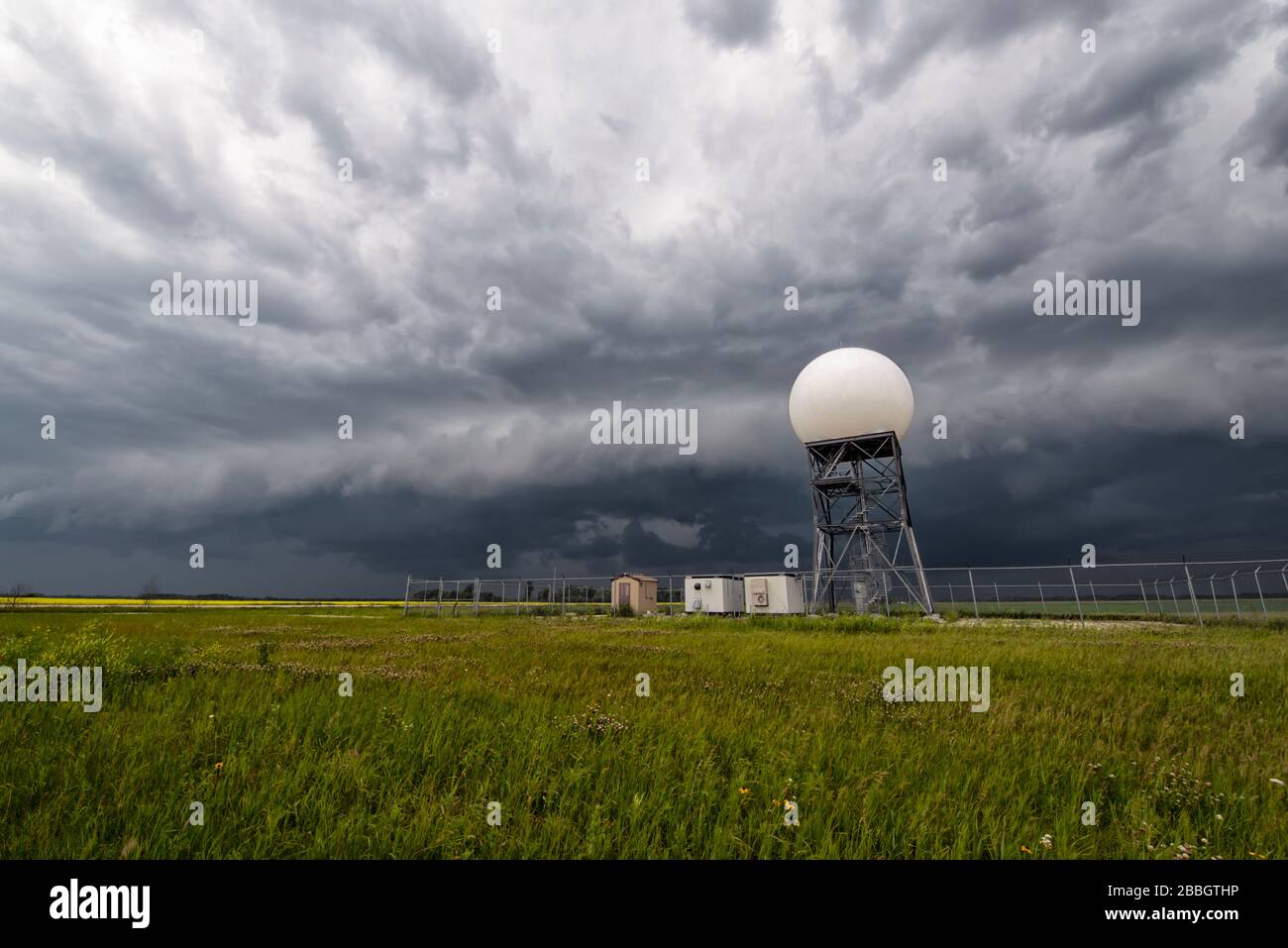Sturm mit Regalwolke über Radarstation im Süden Manitobas, Kanada Stockfoto