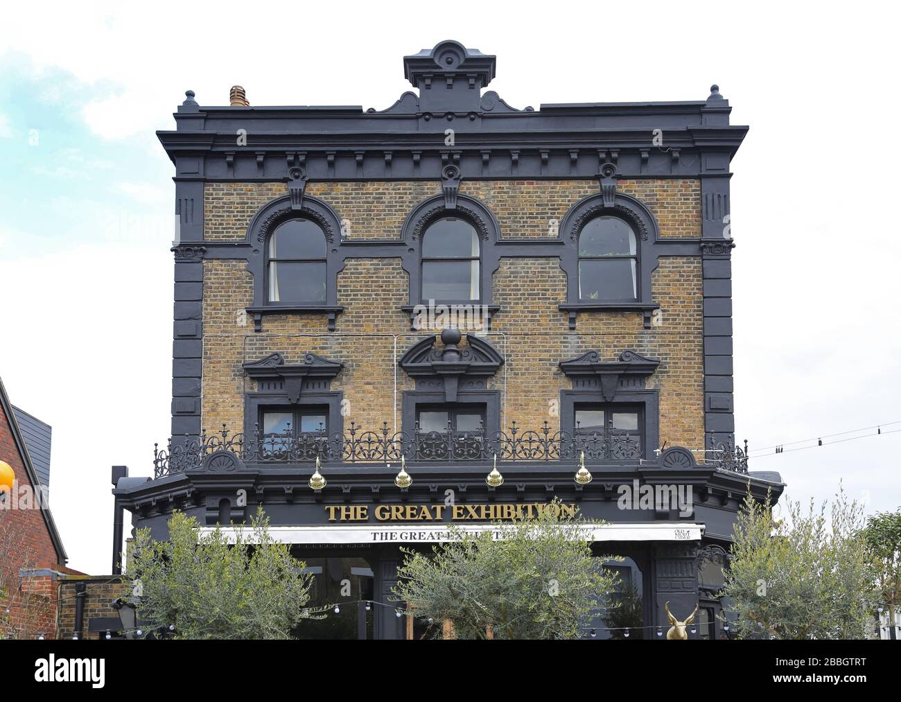 Das öffentliche Haus der Great Exhibition im Süden Londons wurde mit allen Architekturdetails in Schwarz neu gemalt und bietet einen dramatischen, gotischen Look. Stockfoto