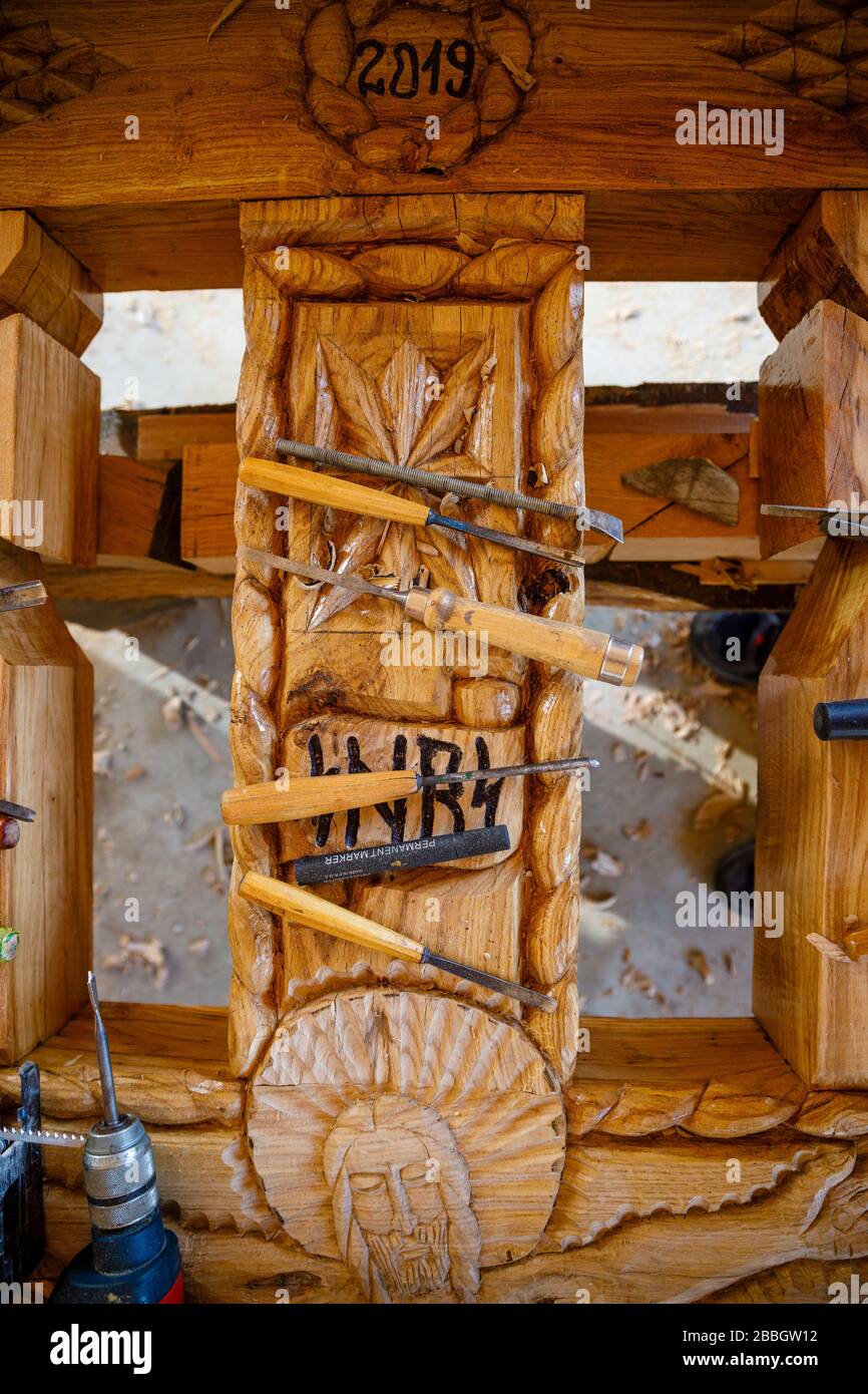 Schnitzwerkzeuge und traditionelle religiöse Motive aus Maramures Rumänien in Holz in der Holzschnitzwerkstatt Stockfoto