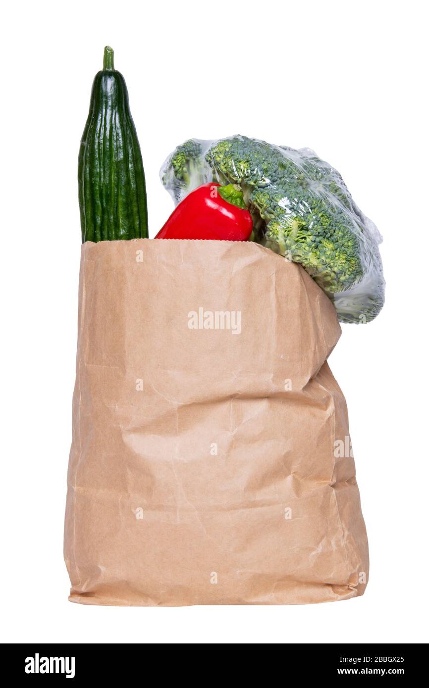 Nahaufnahme einer Einkaufstasche aus braunem Papier mit frischem Gemüse. Konzept zur Stärkung des Immunsystems und zum Schutz vor Infektionen mit Coronavirus. Stockfoto