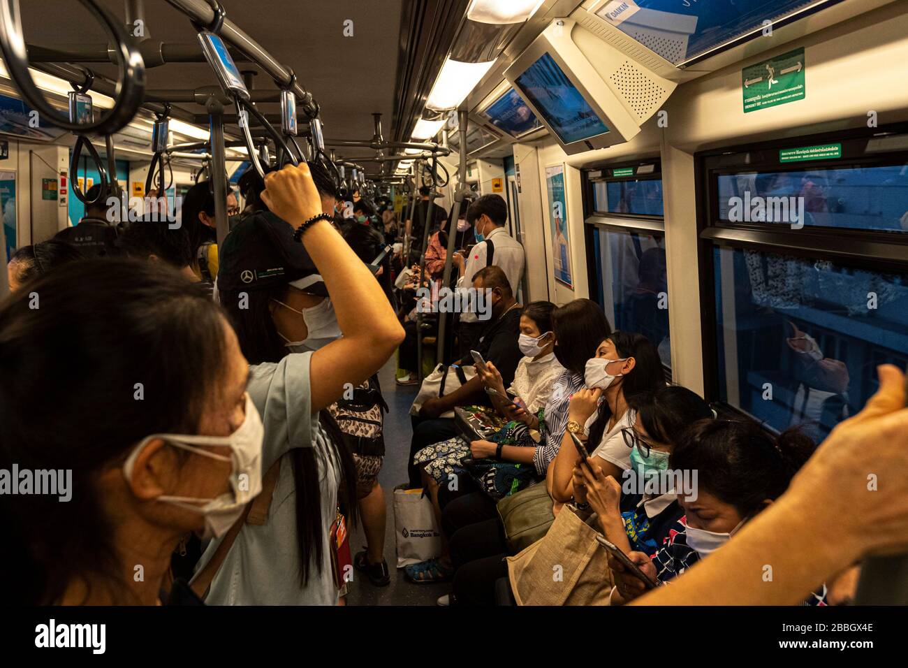 Bangkok, Bangkok, Thailand. März 2020. In einem gepackten U-Bahn-Wagen können Fahrer auf der U-Bahn keine soziale Distanzierung üben. Die Bürger Bangkoks leben seit dem 26. März unter einer teilweisen Sperrung der Stadt, da die tägliche Anzahl der bestätigten Covid-19-Fälle stetig zugenommen hat. Soziale Distanzierung und Selbstisolation wurden von den Behörden gefördert, obwohl es aufgrund der täglichen Verpflichtungen, die viele Menschen haben, oft schwierig ist, diese beizubehalten. Credit: Adryel Talamantes/ZUMA Wire/Alamy Live News Stockfoto