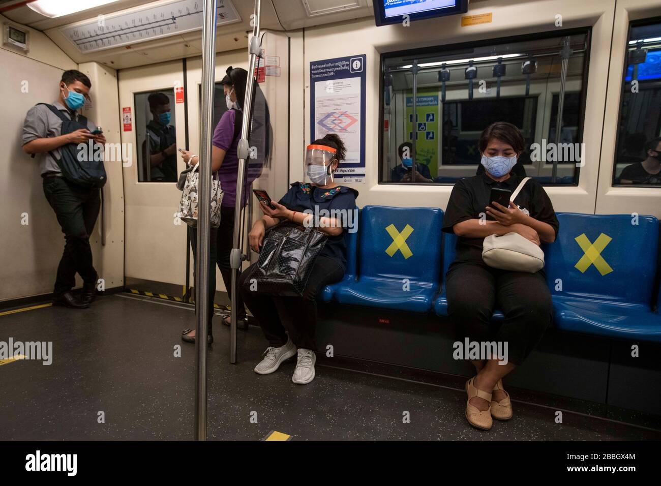 Bangkok, Bangkok, Thailand. März 2020. Fahrer üben auf Reisen soziale Distanzierung in der U-Bahn. Die Bürger Bangkoks leben seit dem 26. März unter einer teilweisen Sperrung der Stadt, da die tägliche Anzahl der bestätigten Covid-19-Fälle stetig zugenommen hat. Soziale Distanzierung und Selbstisolation wurden von den Behörden gefördert, obwohl es aufgrund der täglichen Verpflichtungen, die viele Menschen haben, oft schwierig ist, diese beizubehalten. Credit: Adryel Talamantes/ZUMA Wire/Alamy Live News Stockfoto