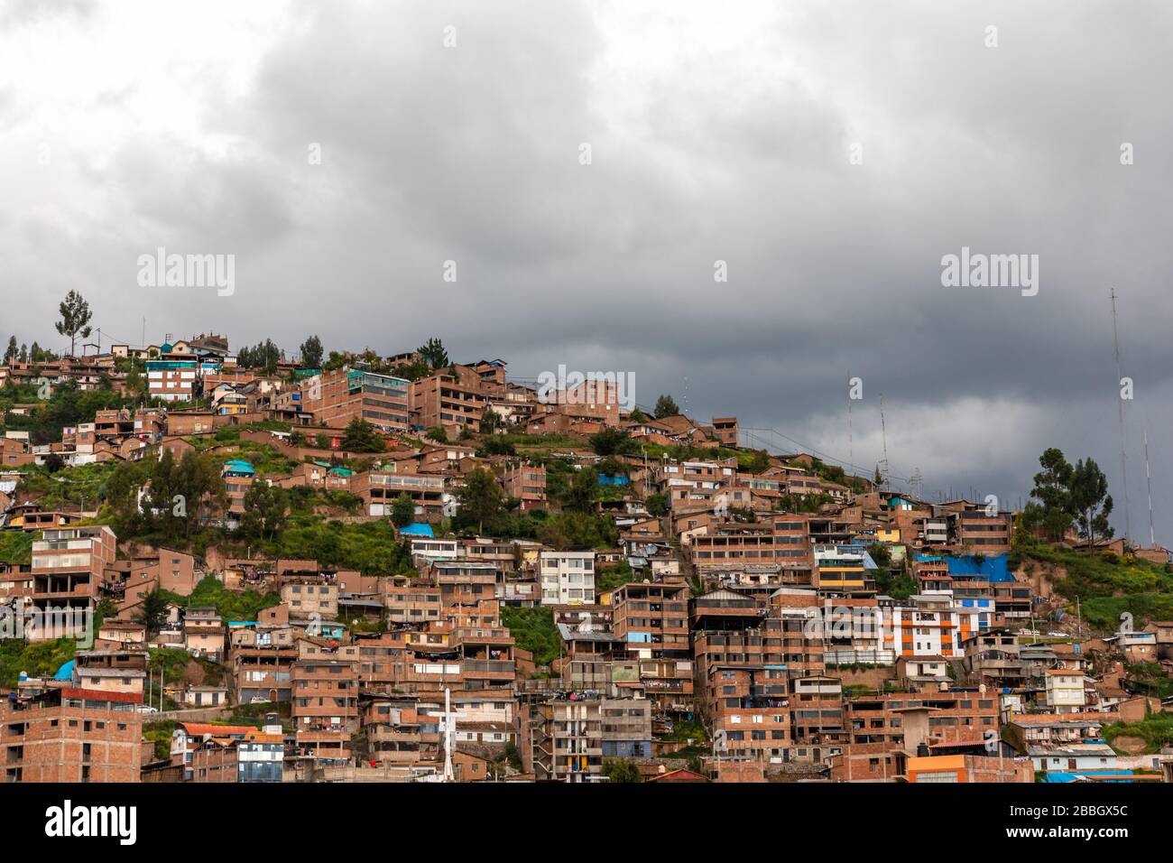Panorama-Drohnenansicht an einem schönen Nachmittag während der Coronavirus-Quarantäne in der Stadt Cusco, die einen nördlichen Hügelbezirk mit Häusern darstellt Stockfoto