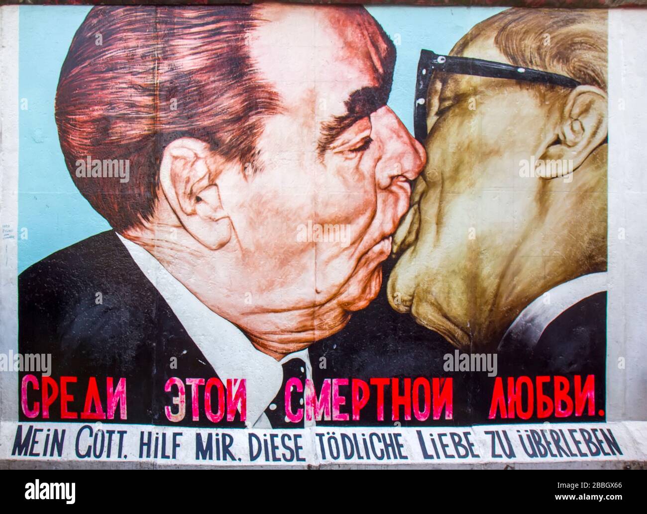 Graffiti-Gemälde an der Berliner Mauer mit Darstellung des sowjetischen Führers Leonid Breschnew, der den DDR-Führer Erich Honecker küsst Stockfoto