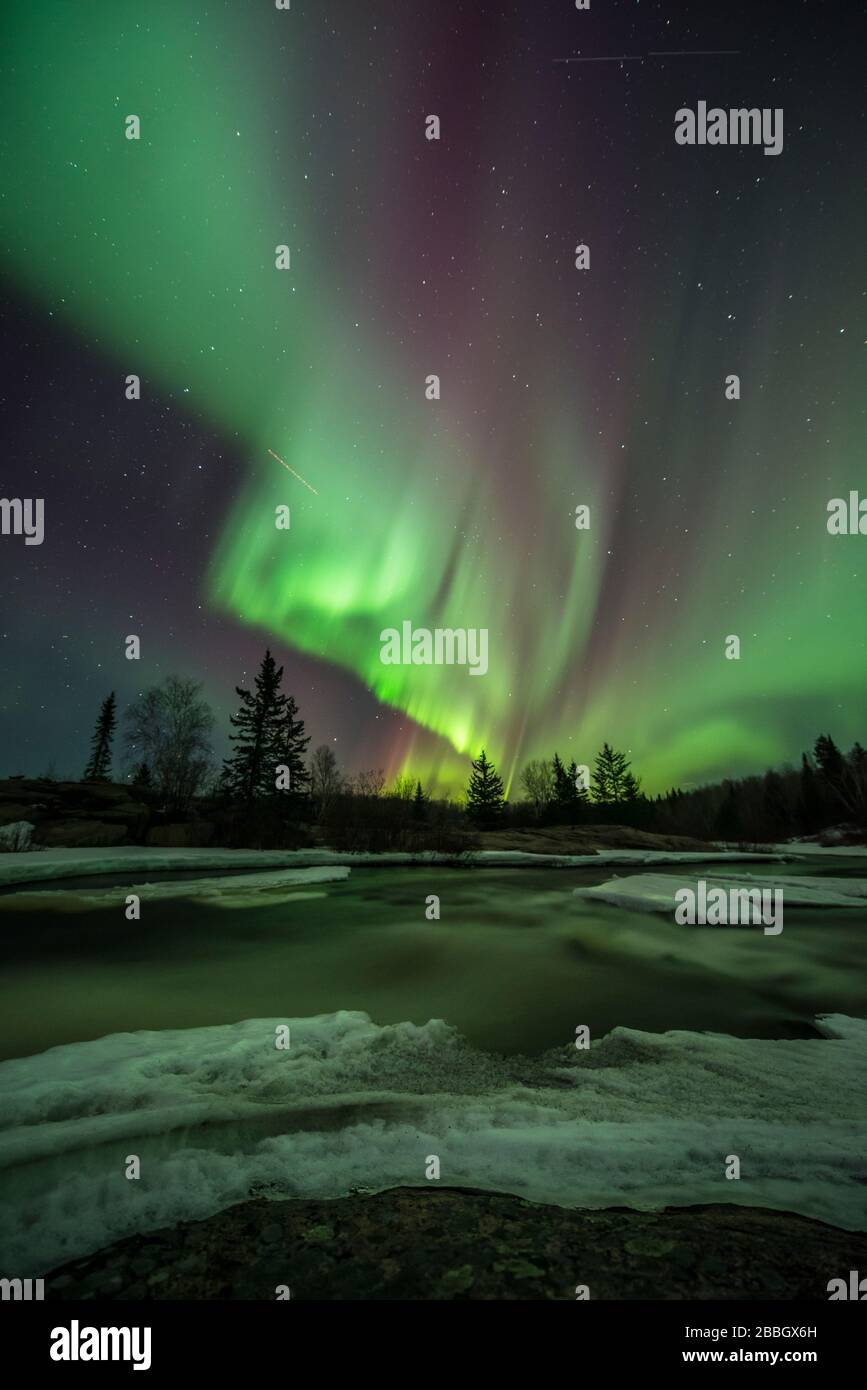 Aurora tanzt über Pinawa Dam, Manitoba, Kanada Stockfoto