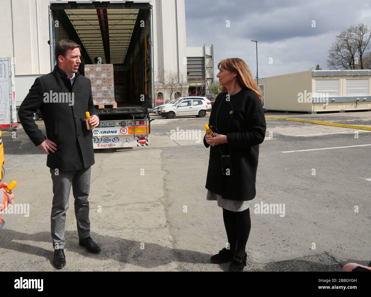 Rüdiger Unger, Stephan Roelen, Petra Köpping, beim Empfang Großspende der Beiersdorf AG, Händededesinfektionsmittel für den Freistaat Sachsen beim DRK Stockfoto