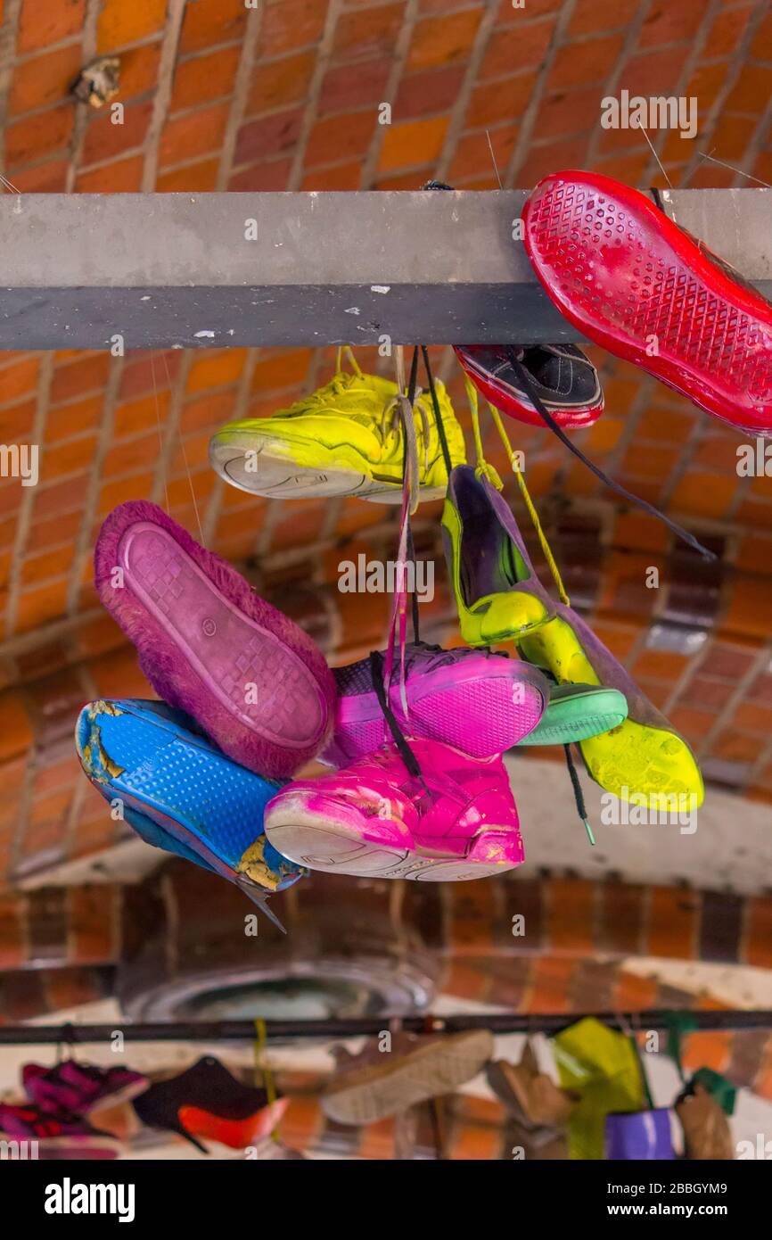 Alte bunte Schuhe hängen an der Brücke in Berlin Stockfoto