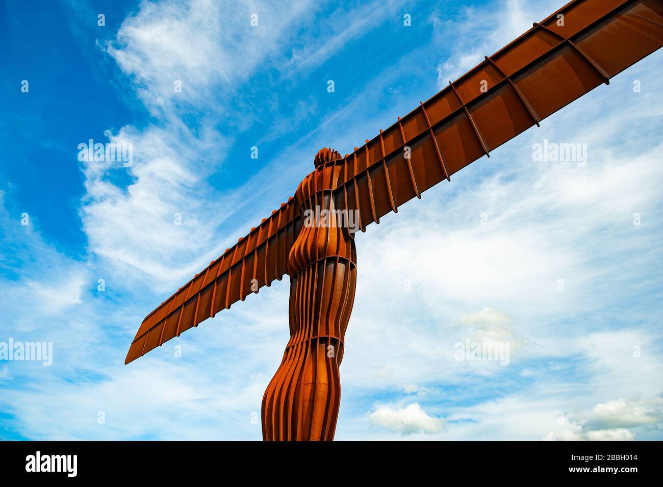 Engel des Nordens aus ungewöhnlichen Winkeln gegen einen blauen Himmel Stockfoto