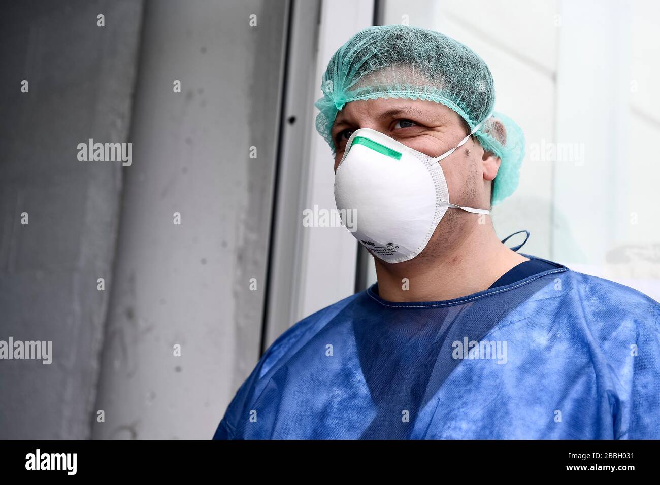 Verduno, Italien. März 2020. VERDUNO, ITALIEN - 31. März 2020: Personal Healthcare Worker with Personal Protective Equipment (PPE) is pictured at the Verduno Hospital. Die italienische Regierung hat beispiellose Einschränkungen auferlegt, um die Ausbreitung des COVID-19-Coronavirus-Ausbruchs zu stoppen, und andere Maßnahmen, die die Bewegungen der Menschen nur für die Arbeit, für den Kauf wesentlicher Waren und aus gesundheitlichen Gründen erlaubt sind. (Foto von Nicolò Campo/Sipa USA) Credit: SIPA USA/Alamy Live News Stockfoto