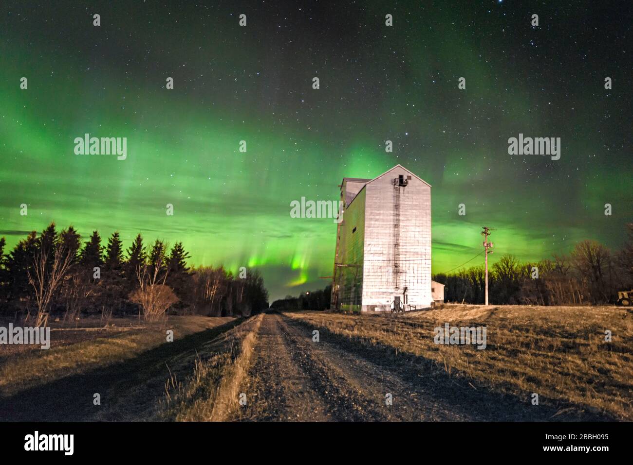 Aurora tanzt über alte Körnerei in Libau Manitoba Kanada Stockfoto