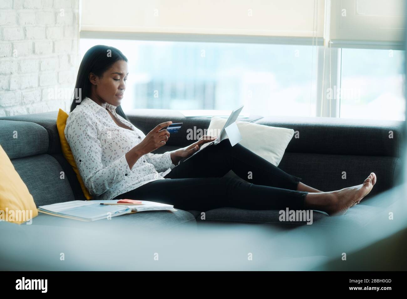Schwarze Frau Zahlt Online-Kauf Mit Kreditkarte Stockfoto
