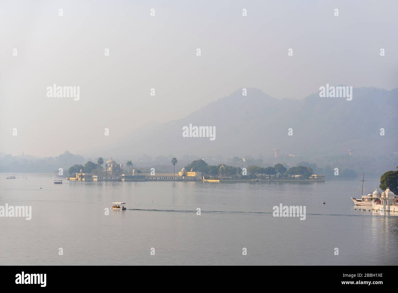 Udaipur, Indien. Jag Mandir (Jagmandir) Insel am frühen Morgen, Lake Pichola, Altstadt, Udaipur, Rajasthan, Indien Stockfoto