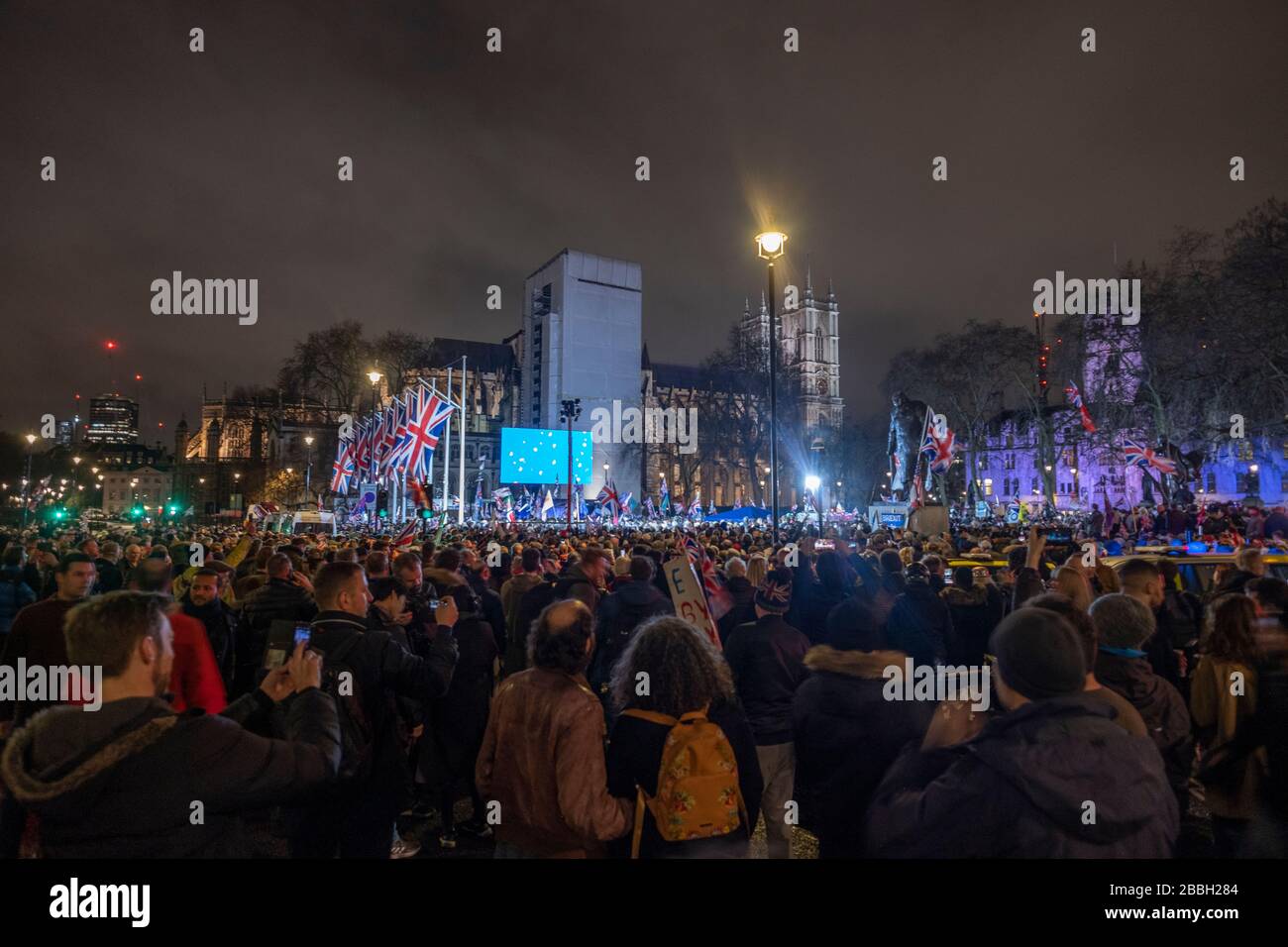 Brexit am 31. Januar 2020. Die Befürworter von Pro Brexit feiern die letzten Stunden, in denen sie sich in der EU befinden, während die Zeit bis zum Austritt Großbritanniens aus der Europäischen Union angerechnet wird. Abgebildet, Pro-Brexit-Anhänger auf Parliment Green, Parliment Square. Allgemeine Ansicht der Menschen versammelte wehende Fahnen. Von Gavin Crilly Photography, KEIN VERKAUF, KEIN SYNDICATION Kontakt für weitere Informationen Mob: 07810638169 Web: www.pressphotographergloucestershire.co.uk E-Mail: gavincrilly@gmail.com das fotografische Copyright (© 2015) wird ausschließlich vom Ersteller der Werke zu jeder Zeit und Verkauf, Syndication o, aufbewahrt Stockfoto