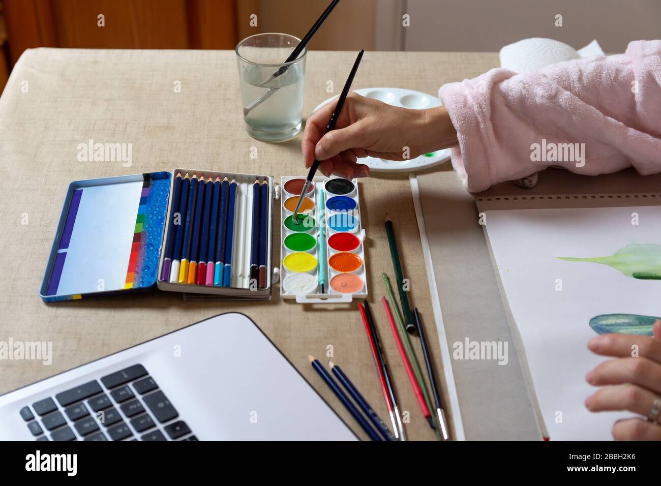 Malerei mit Aquarellen zu Hause, Unterhaltung gegen die Einschließung des Coranavirus Stockfoto