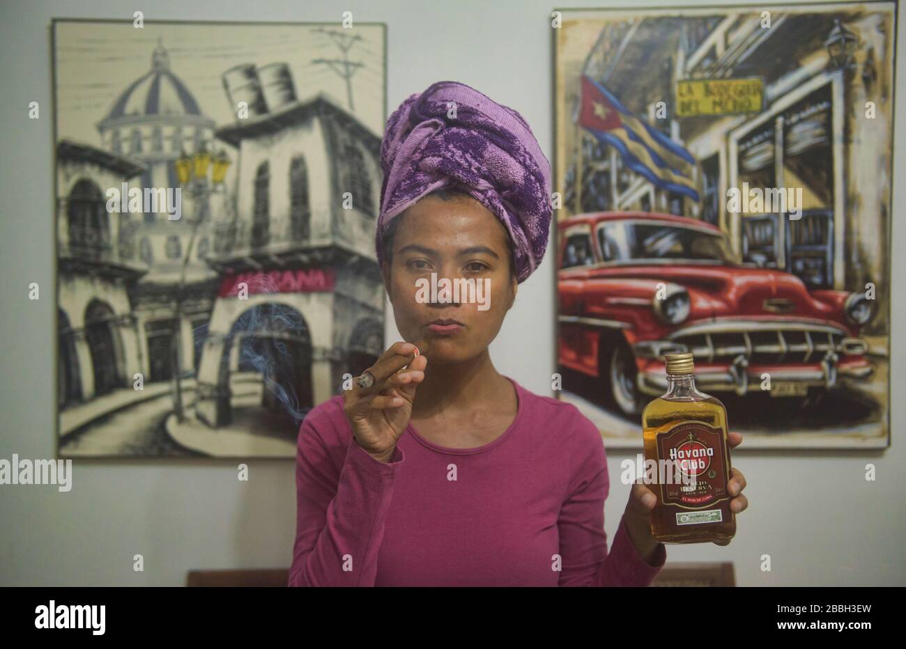 Genießen Sie Havanna Club Rum und kubanische Zigarre vor El Bodeguito Painting, Havanna, Kuba Stockfoto