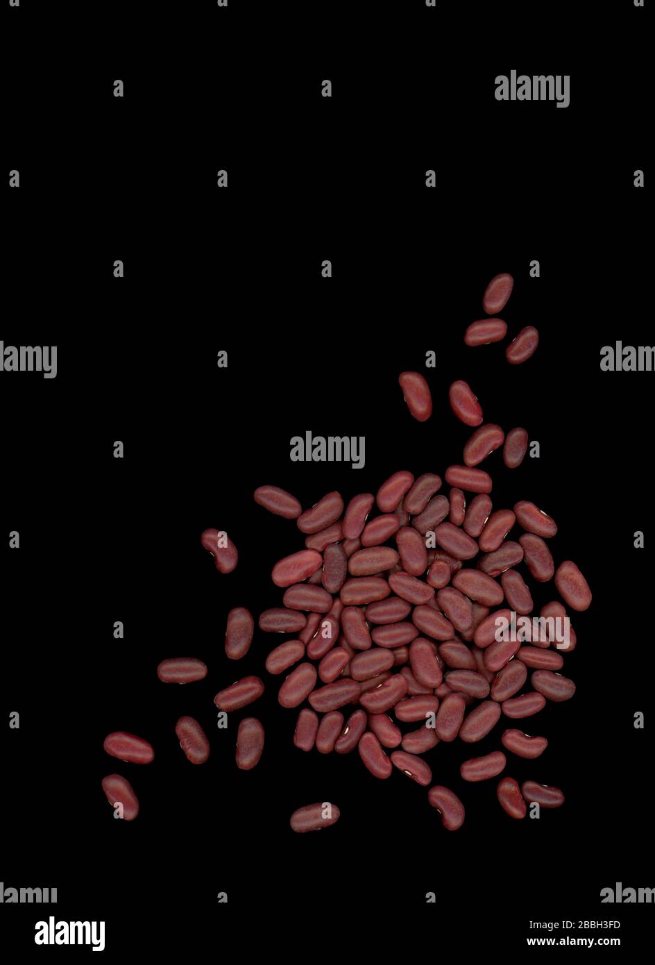 Getrocknete dunkelrote Nierenbohnen auf dunklem Hintergrund Stockfoto