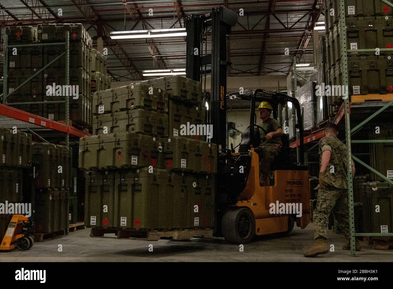 Camp Lejeune, Vereinigte Staaten. März 2020. Segler der US Navy mit 2d Medical Logistics Company, 2d Supply Battalion, 2d Marine Logistics Group, laden am 18. März 2020 medizinische Kits auf Camp Lejeune, North Carolina. Die Sailors bereiten Kits für nationale Coronavirus-Hilfen (COVID-19) neben II Marine Expeditionary Force vor und umfassen Händedesinfektionsgel, chirurgische Masken, Desinfektionstücher, Latexhandschuhe, Sphygmomanometer, Stethoskope, Thermometer und Isolationsgowns. Foto von CPL. Rachel K. Young-Porter/USA Marine Corps/UPI Credit: UPI/Alamy Live News Stockfoto