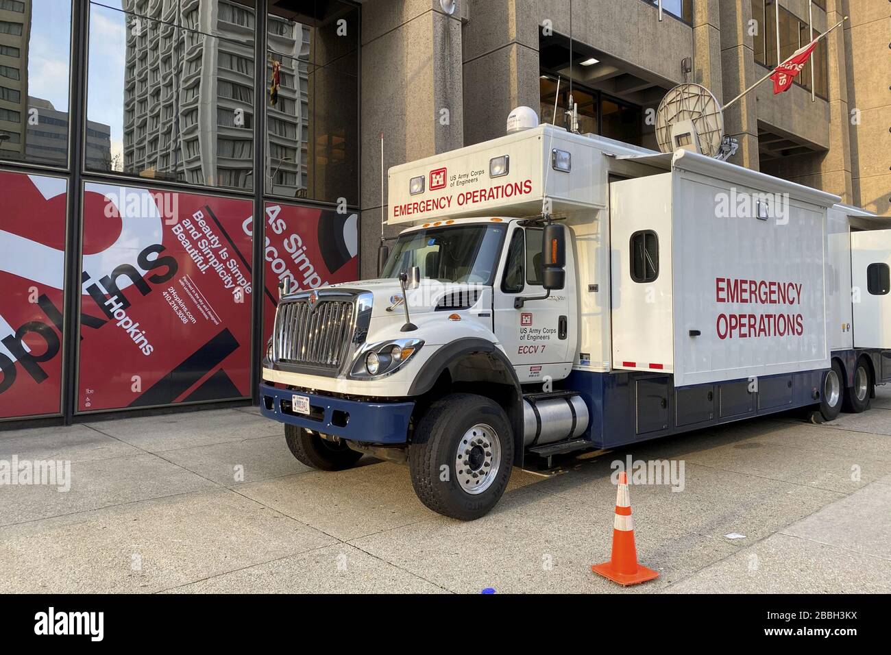 Baltimore, USA. März 2020. Ein U.S. Army Corps of Engineers Emergency Operations Vehicle (ECCV-7) ist vor dem Armeekorps Baltimore District Headquarters zur Unterstützung von COVID-19-Notoperationen in Baltimore, Maryland, am 30. März 2020 abgestellt. Das Emergency Operations Center des Distrikts Baltimore wurde in Vollzeit aktiviert, um die Aufgabe der FEMA-Mission der Alternate Care Site zu unterstützen, um große Räume in Versorgungsstandorte umzuwandeln, um die medizinische Reaktion auf COVID-19 zu verbessern. Foto von John Sokolowski/USA Army/UPI Credit: UPI/Alamy Live News Stockfoto