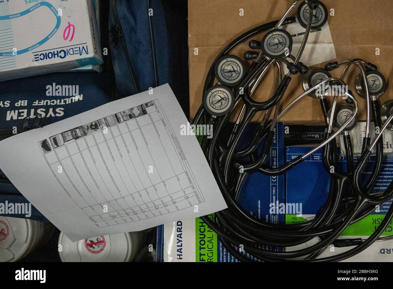 Camp Lejeune, Vereinigte Staaten. März 2020. Ein medizinisches Kit wird von Sailors mit 2d Medical Logistics Company, 2d Supply Battalion, 2d Marine Logistics Group, auf Camp Lejeune, North Carolina, am 18. März 2020 vollständig verpackt. Die Sailors bereiten Kits für nationale Coronavirus-Hilfen (COVID-19) neben II Marine Expeditionary Force vor und umfassen Händedesinfektionsgel, chirurgische Masken, Desinfektionstücher, Latexhandschuhe, Sphygmomanometer, Stethoskope, Thermometer und Isolationsgowns. Foto von CPL. Rachel K. Young-Porter/USA Marine Corps/UPI Credit: UPI/Alamy Live News Stockfoto