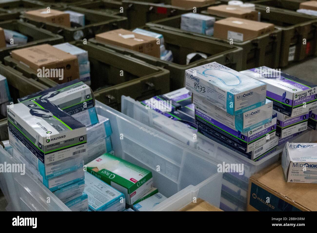 Camp Lejeune, Vereinigte Staaten. März 2020. Medizinische Kinder werden von Sailors mit 2d Medical Logistics Company, 2d Supply Battalion, 2d Marine Logistics Group, auf Camp Lejeune, North Carolina, am 18. März 2020 gepackt. Die Sailors bereiten Kits für nationale Coronavirus-Hilfen (COVID-19) neben II Marine Expeditionary Force vor und umfassen Händedesinfektionsgel, chirurgische Masken, Desinfektionstücher, Latexhandschuhe, Sphygmomanometer, Stethoskope, Thermometer und Isolationsgowns. Foto von CPL. Rachel K. Young-Porter/USA Marine Corps/UPI Credit: UPI/Alamy Live News Stockfoto