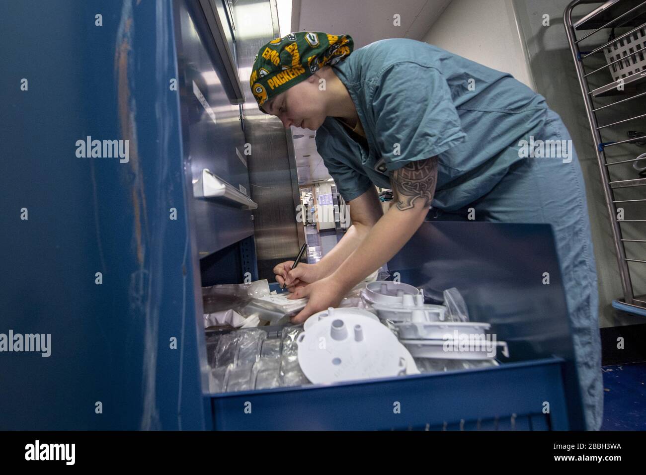 Krankenhaus Corpsman Skylar Pochinski nimmt am 30. März 2020 eine Bestandsaufnahme der medizinischen Versorgung an Bord des Hospitalschiffs USNS Mercy (T-AH 19) vor. Mercy wird zur Unterstützung der COVID-19-Reaktionsbemühungen des Landes eingesetzt und dient als Überweisungskrankenhaus für nicht-COVID-19-Patienten, die derzeit in Krankenhäusern am Land eingeliefert werden. So können Landkrankenhäuser ihre Bemühungen auf COVID-19-Fälle konzentrieren. Eine der Missionen des Verteidigungsministeriums ist die Verteidigungsunterstützung von Zivilbehörden. Das DoD unterstützt die Bundeszentrale für Notfallmanagement, die federführende Bundesbehörde sowie staatliche, lokale und öffentliche HEA Stockfoto