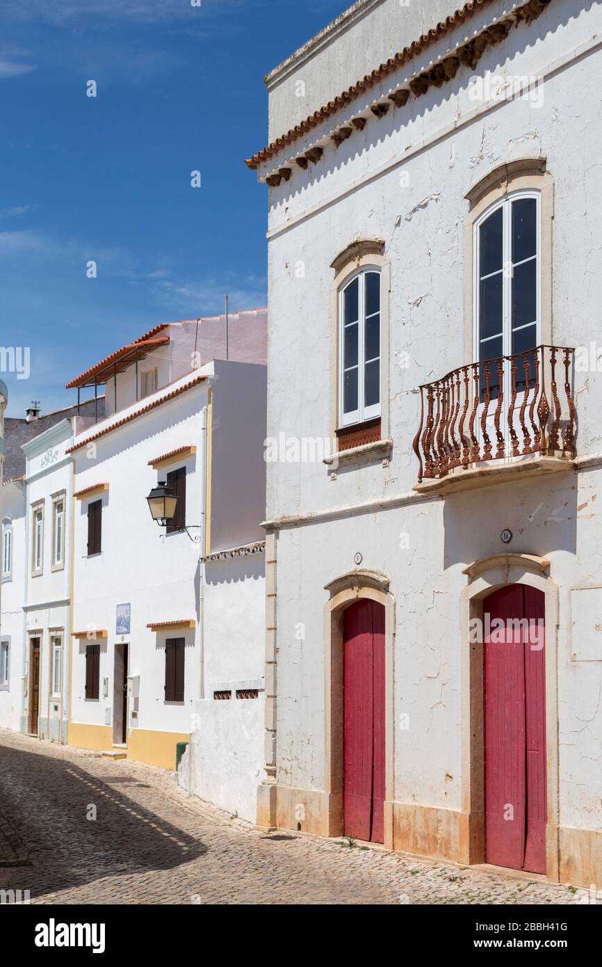 Balkon im Haus in Seitenstraße, alte, Algarve, Portugal Stockfoto