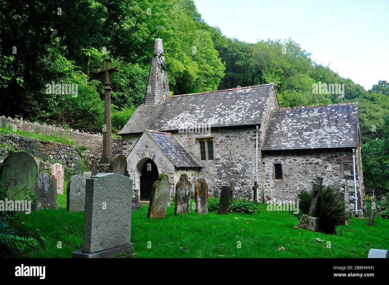 Die Kirche von St Beuno Culbone NR Porlock, in einem bewaldeten Tal am Küstenweg, im Domesday Book, Somerset, Großbritannien erwähnt Stockfoto