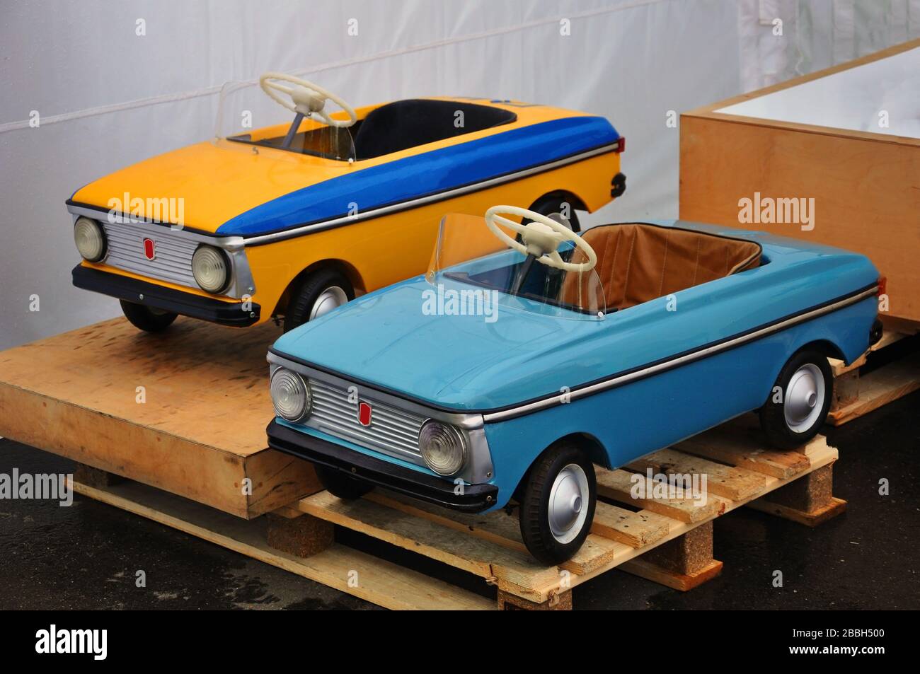 Retro Kinder Spielzeugautos mit Pedalantrieb der 60er, 70er, 80er Jahre. Stockfoto