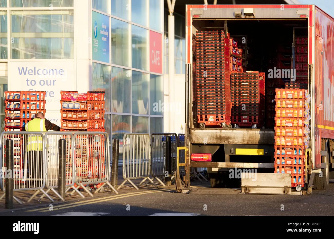 London, England/Großbritannien - 28. März 2020: Lieferung von Supermärkten aufgrund von Lebensmittelknappheit aufgrund von Coronavirus Panikkäufen Stockfoto