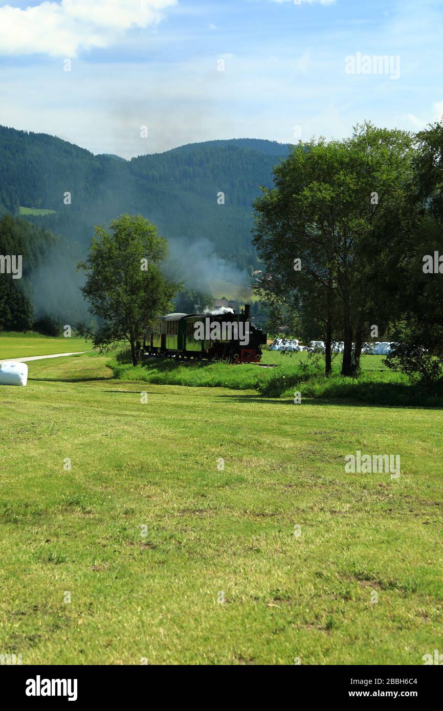 Taurachbahn mit Dampfzug im Einsatz Stockfoto