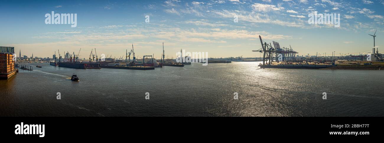 Hafenpanorama von Hamburg bei gutem Wetter mit Elbphilharmonie Stockfoto