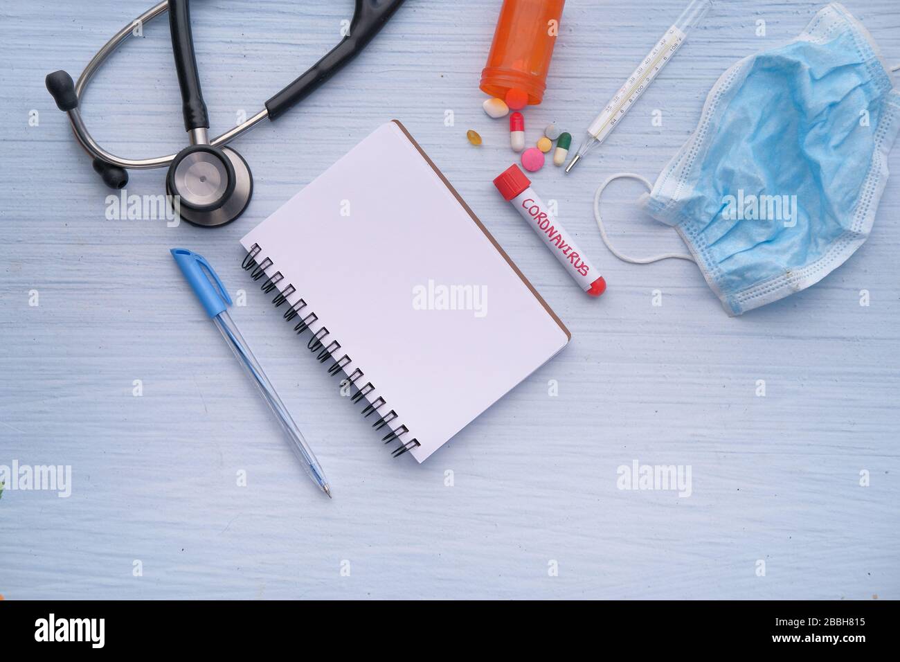 Bluttestkonzept Coronavirus. Top View Schreibtisch im Labor mit Pillen, Reagenzgläsern Stockfoto