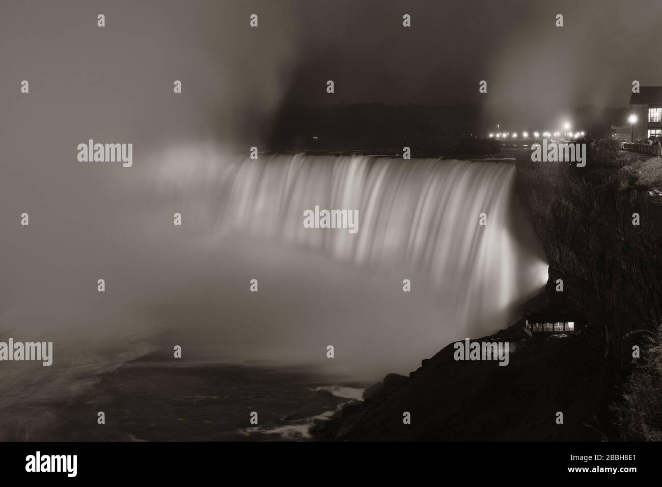 Niagara Fälle bei Nacht wie die berühmte Landschaft in Kanada Stockfoto