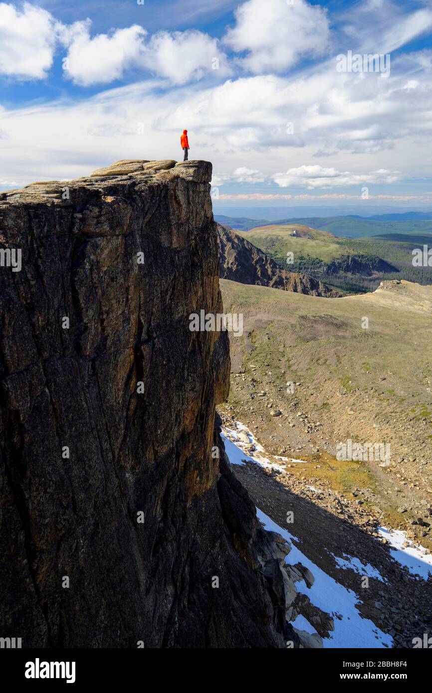 Wanderer, der auf einer Klippe im Provinzpark Cathedral, British Columbia, Kanada steht Stockfoto