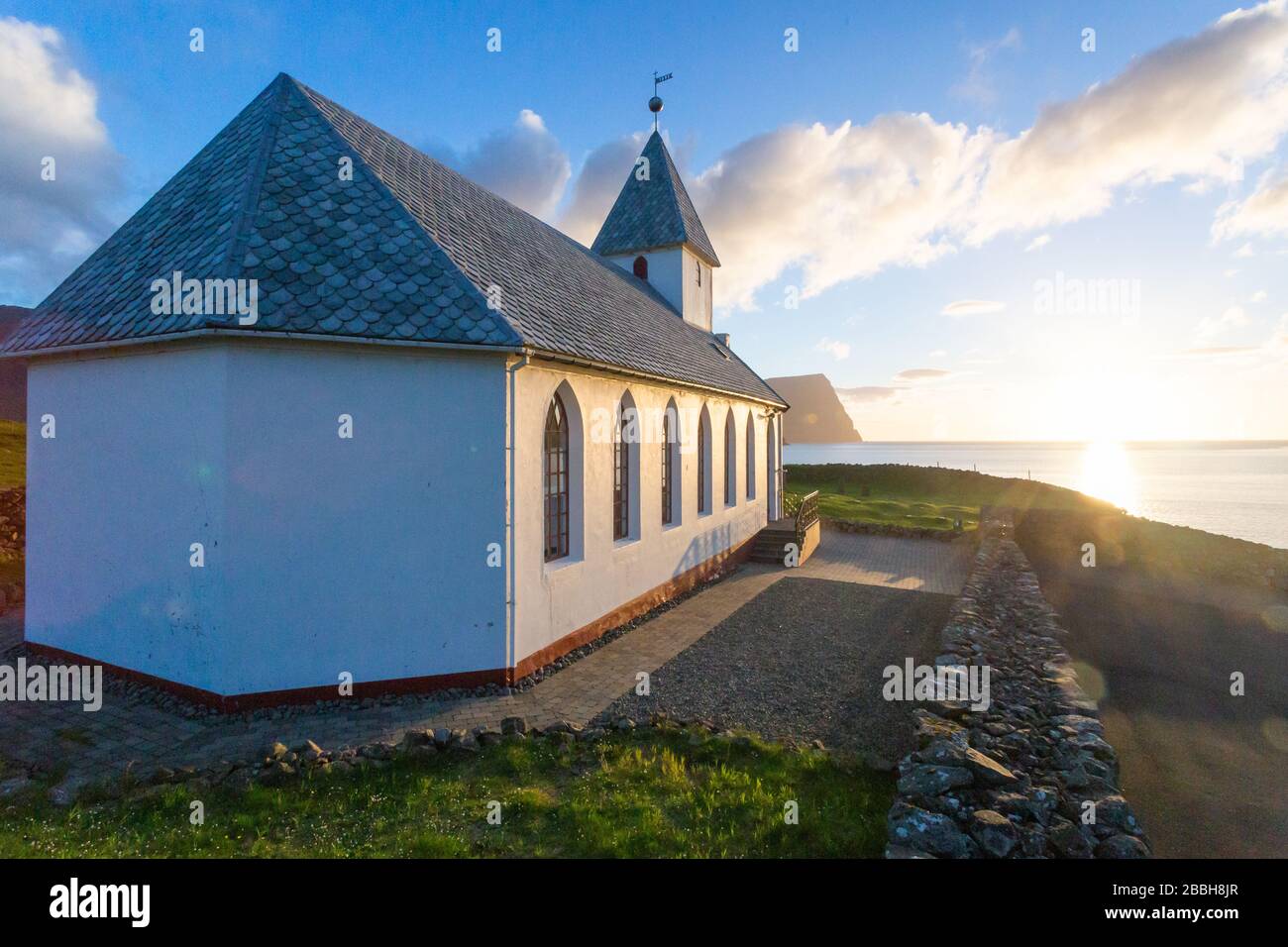 Kirche am Meer, Vidareidi, Viðareiði, Färöer Inseln, Dänemark, Nordeuropa, Europa Stockfoto