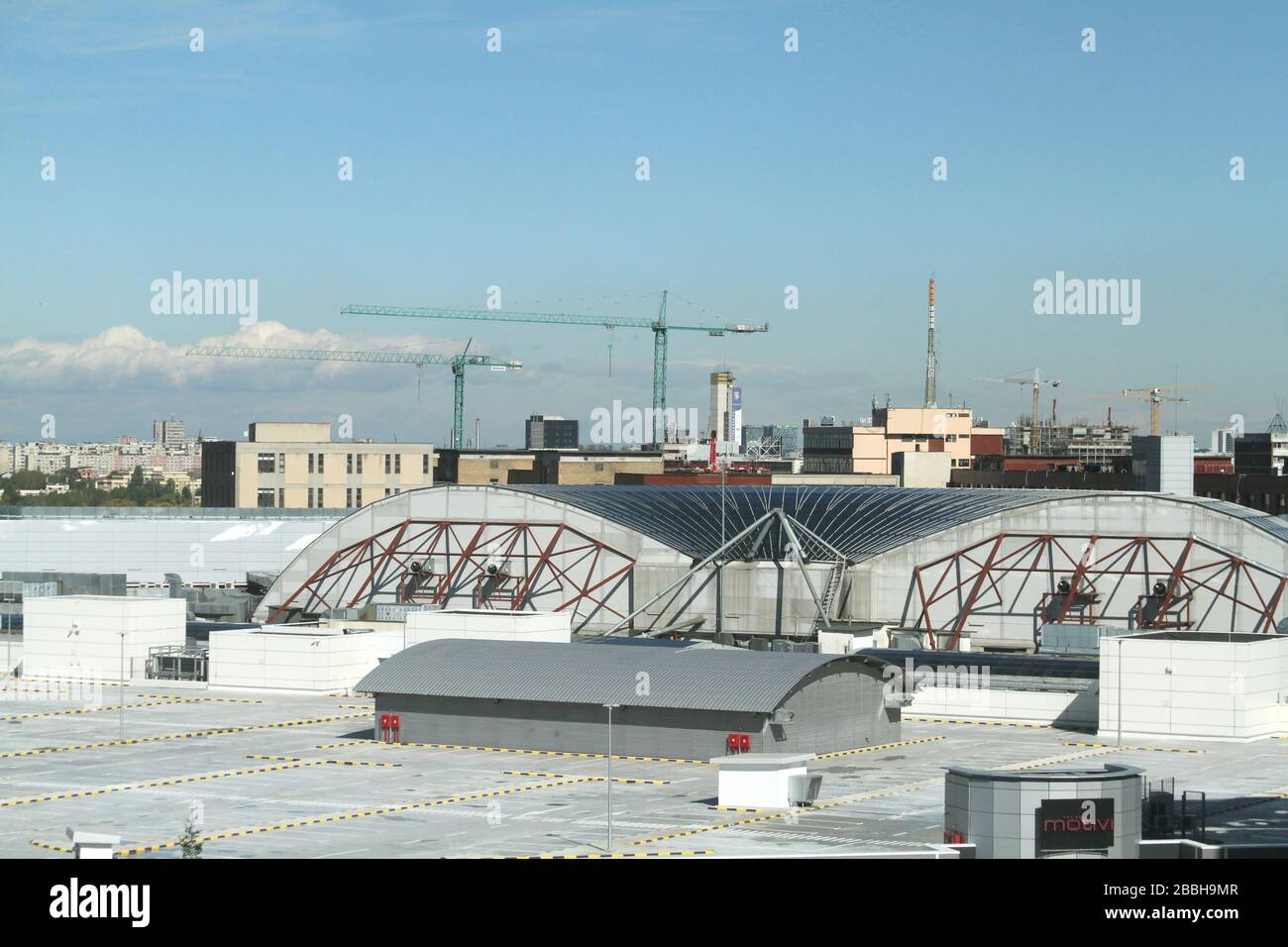 Blick von oben auf das neue Indoor-Shopping-Gebiet in Bukarest, Rumänien Stockfoto