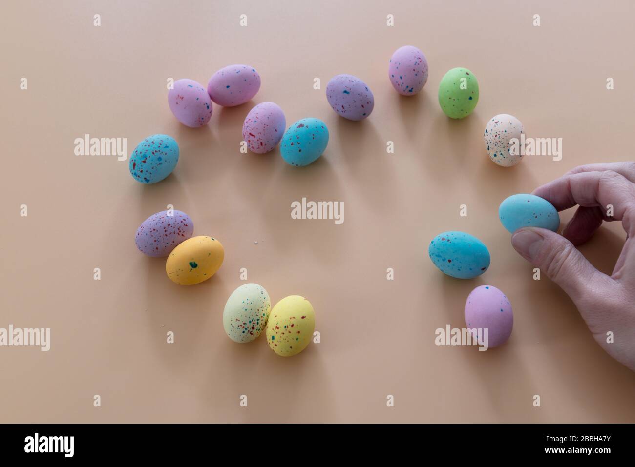 ostereier bunt aus Zucker und Schokolade Herzform Stockfoto
