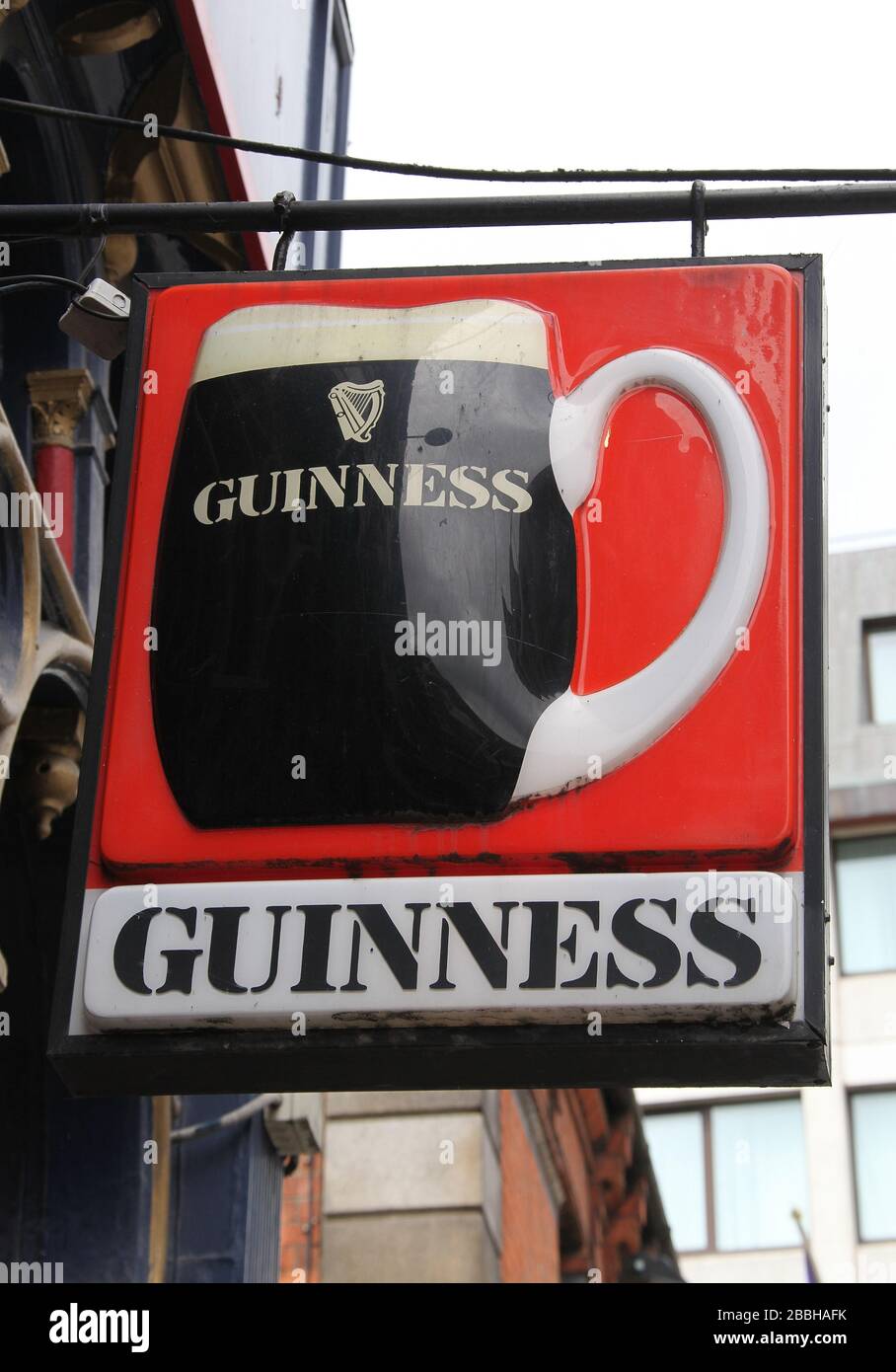 Guinness-Schild vor dem berühmten alten öffentlichen Haus von McDaids in Dublin Stockfoto