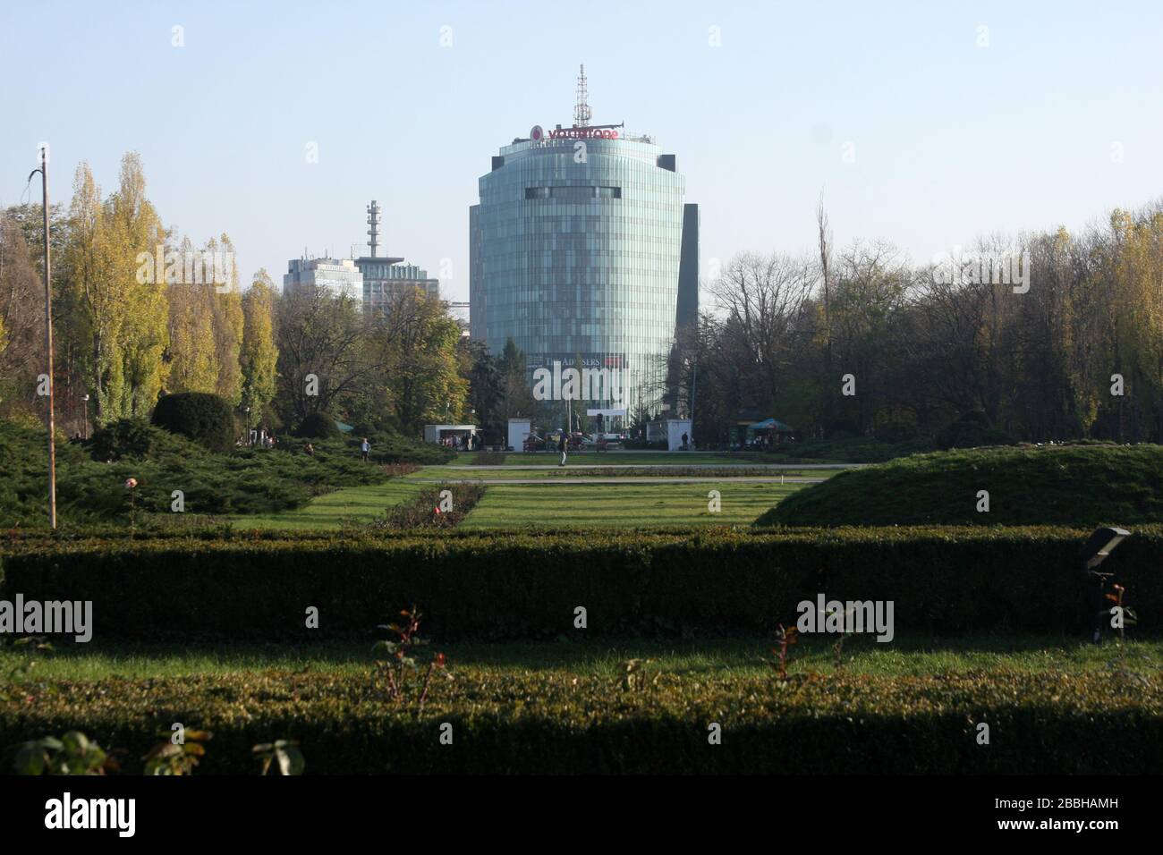Vodafone Hauptgebäude und das rumänische Fernsehhauptquartier vom Herastrau (König Michael I) Park in Bukarest, Rumänien aus gesehen Stockfoto