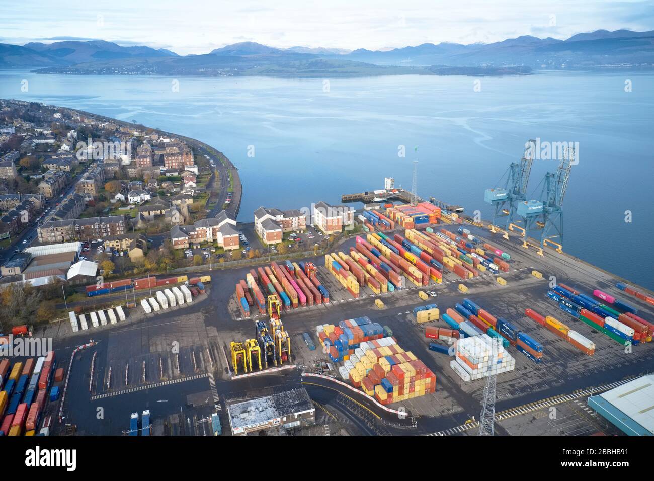 Greenock, Schottland/Großbritannien - 28. November 2019: Handelshafen für Logistik- und Frachtcontainertransporte für den Vertrieb wesentlicher Güter Stockfoto