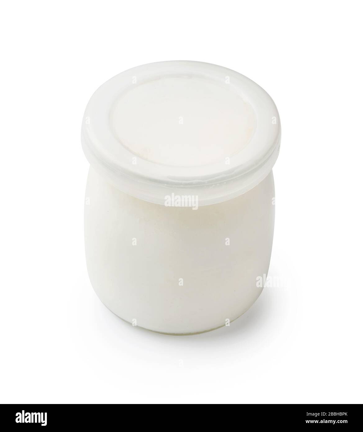 Frischer hausgemachter Bio-Joghurt mit Deckel in einem Glasbecher, isoliert auf weißem Hintergrund Stockfoto